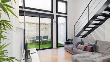 Superior appartement | Woonruimte | Een 27-inch flatscreentelevisie met kabelzenders en een televisie