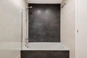 Serviettes fournies, savon, shampoing, papier toilette