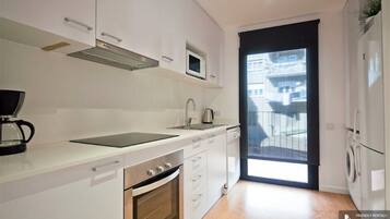 Comfort appartement | Privékeuken | Een koelkast/vriezer, een magnetron, een oven, een kookplaat