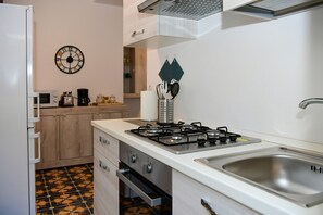 Jääkaappi, mikroaaltouuni, uuni, vedenkeitin