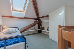 3 bedrooms, iron/ironing board, free WiFi, bed sheets