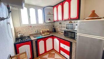 Oven, stovetop, coffee/tea maker, toaster