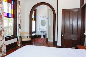 1 bedroom, desk, free WiFi, bed sheets - Luxurious King Room in Historic Boutique Inn (Winston-Salem)