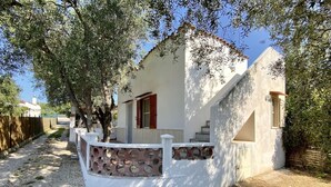 A white house with a stone staircase and a white fence. - Villetta Pasquina - Bilo 4 (Puglia)