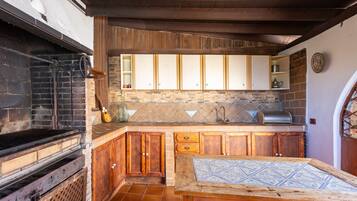 Een koelkast, een magnetron, een oven, een kookplaat