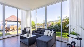 Een televisie en tafelvoetbal