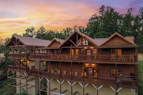 Papa Bears Mountain Lodge - PRIVATE POOL, PAVILION, HOT TUB & GAME ROOM!