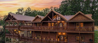 Papa Bears Mountain Lodge - PRIVATE POOL, PAVILION, HOT TUB & GAME ROOM!
