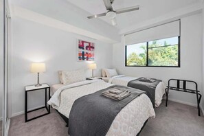 2 habitaciones, tabla de planchar con plancha y cuna de viaje 