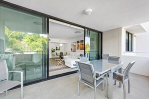 Outdoor dining - New Farm Water Views! 2Bed/2Bath/1Car (New Farm)