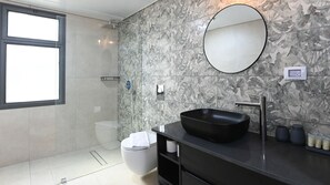 Dusche, Haartrockner, Handtücher, Toilettenpapier