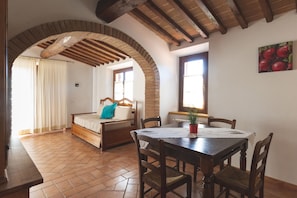 Apartamento família | Área de estar | TV de tela plana