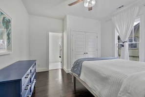 3 habitaciones, escritorio y tabla de planchar con plancha