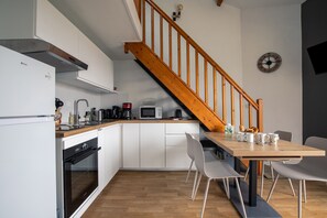 Een koelkast, een microgolfoven, een vaatwasser