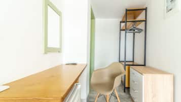 Chambre Supérieure Double ou avec lits jumeaux | Espace de travail pour ordinateur portable, fer et planche à repasser