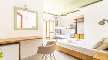Chambre Quadruple Standard | Espace de travail pour ordinateur portable, fer et planche à repasser