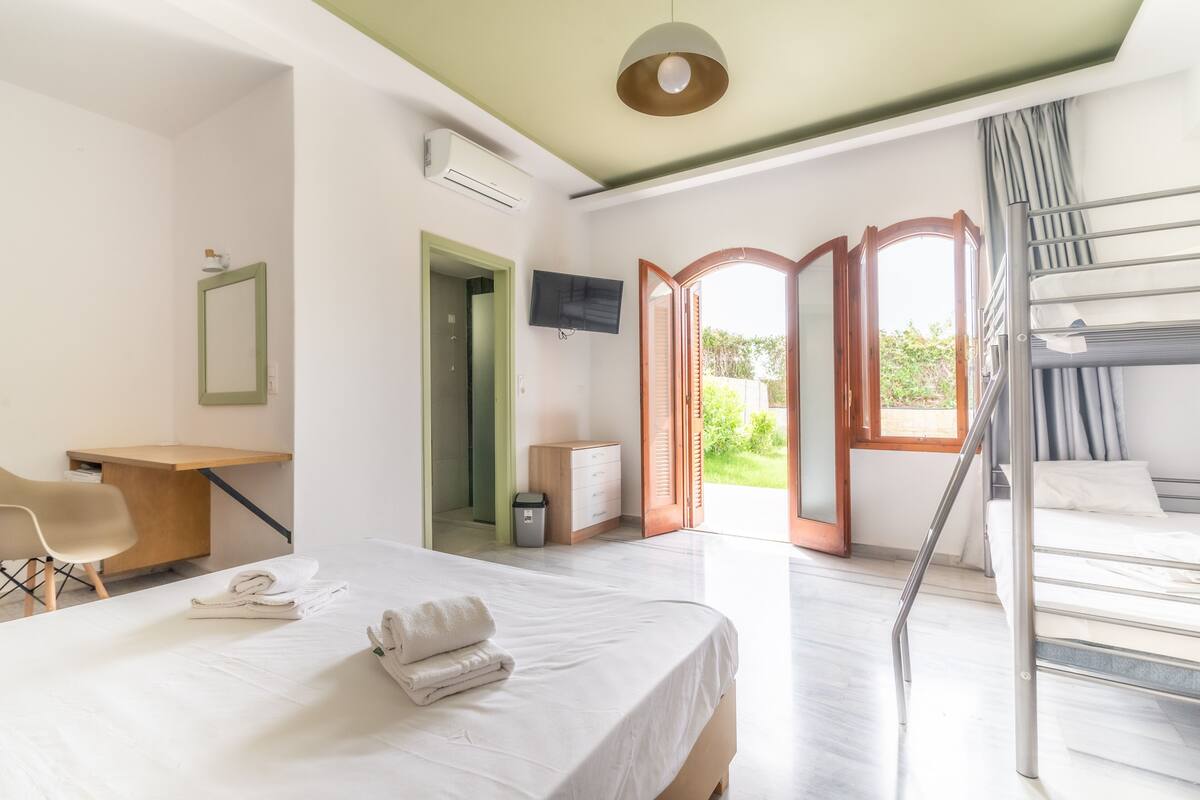 Standard Quadruple Room | Laptop workspace, iron/ironing board (on request), WiFi (free)