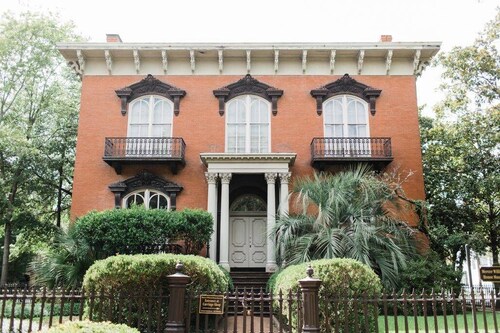 Bright Parkside Apartment w/ Private Parking by Lucky Savannah