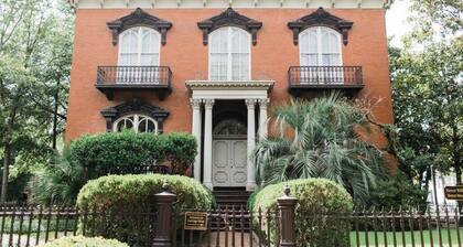 Bright Parkside Apartment w/ Private Parking by Lucky Savannah