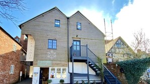 A two-story building with a sign reading "The Wine Shed." - Tilly's Perfect Apartment in charming Ledbury (Ledbury)