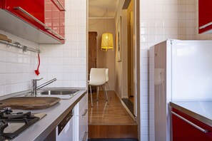 Fridge, oven, dishwasher, coffee/tea maker