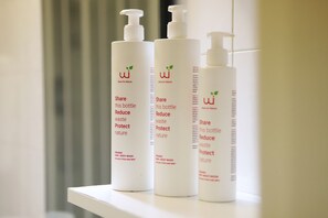 Suihku, hiustenkuivaaja, pyyhkeet, saippua