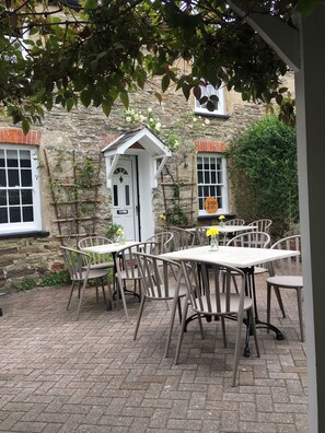 Outdoor dining - Beautiful Cottage close to the beach w/ sunny garden (Crantock)