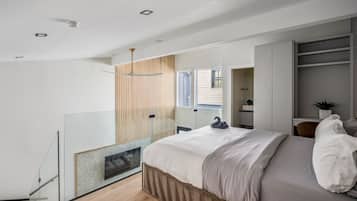 1 habitación, escritorio, tabla de planchar con plancha y cuna de viaje