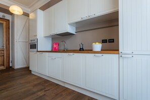 Kühlschrank, Mikrowelle, Ofen, Geschirrspüler