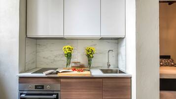 Kylskåp, ugn, vattenkokare och grytor/köksredskap