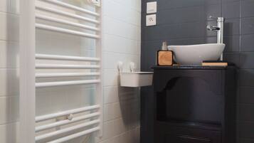 淋浴设施、吹风机、毛巾、肥皂