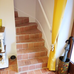 Interior - At the elves' rest. "L'antre des nains : Jaune et Joyeux", 3* gîte in Richelieu (Braye-Sous-Faye)