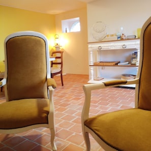 Interior - At the elves' rest. "L'antre des nains : Jaune et Joyeux", 3* gîte in Richelieu (Braye-Sous-Faye)