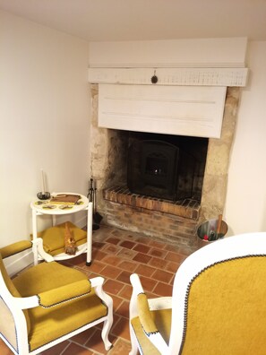 Interior - At the elves' rest. "L'antre des nains : Jaune et Joyeux", 3* gîte in Richelieu (Braye-Sous-Faye)