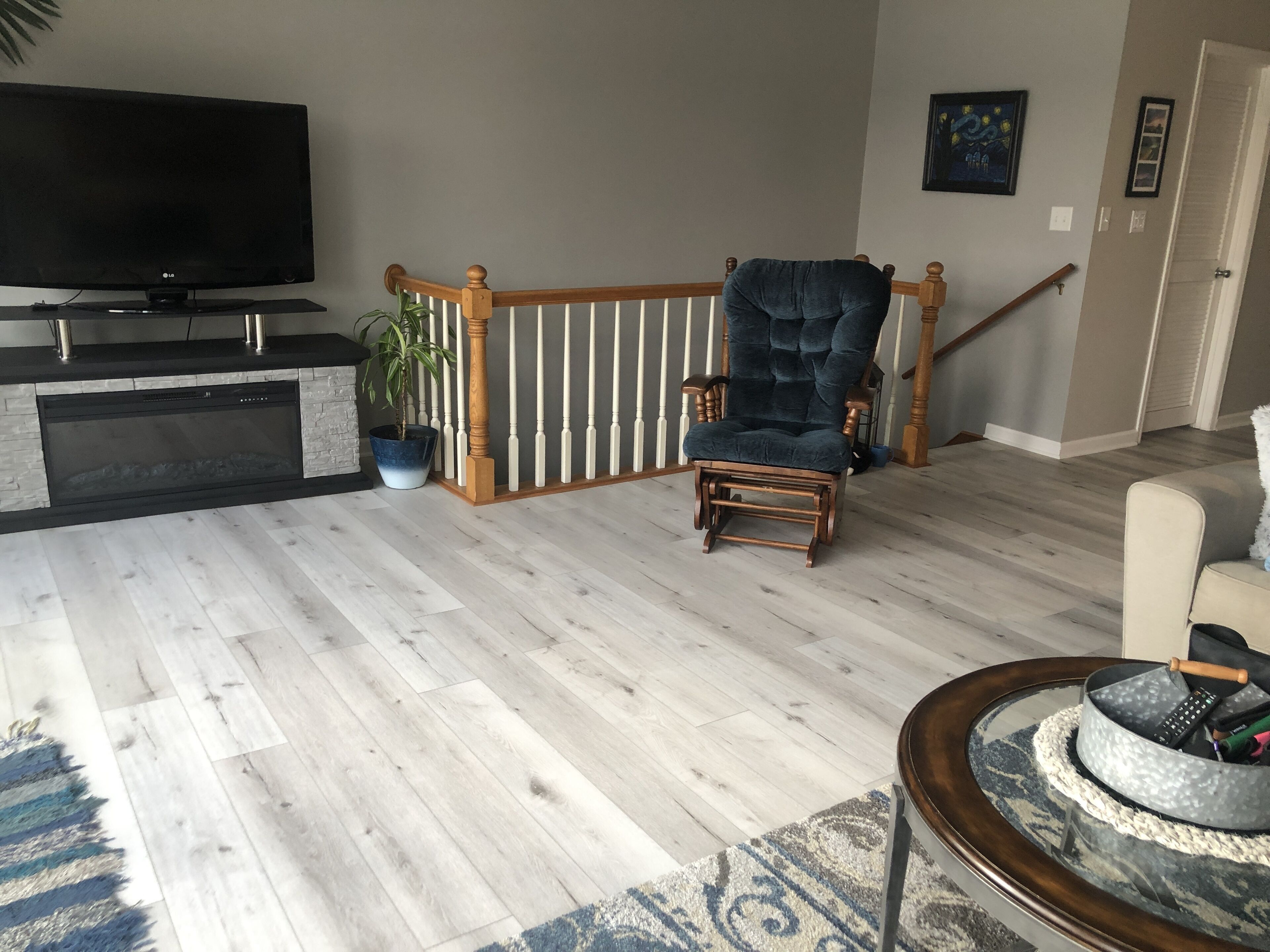 Televisión, chimenea y libros 