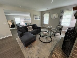 Smart TV, fireplace, books, printers - Charleston King Suite Hot Tub Fire Place Patio 1 (Ladson)