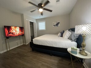 3 bedrooms, desk, iron/ironing board, travel cot - Charleston King Suite Hot Tub Fire Place Patio 1 (Ladson)