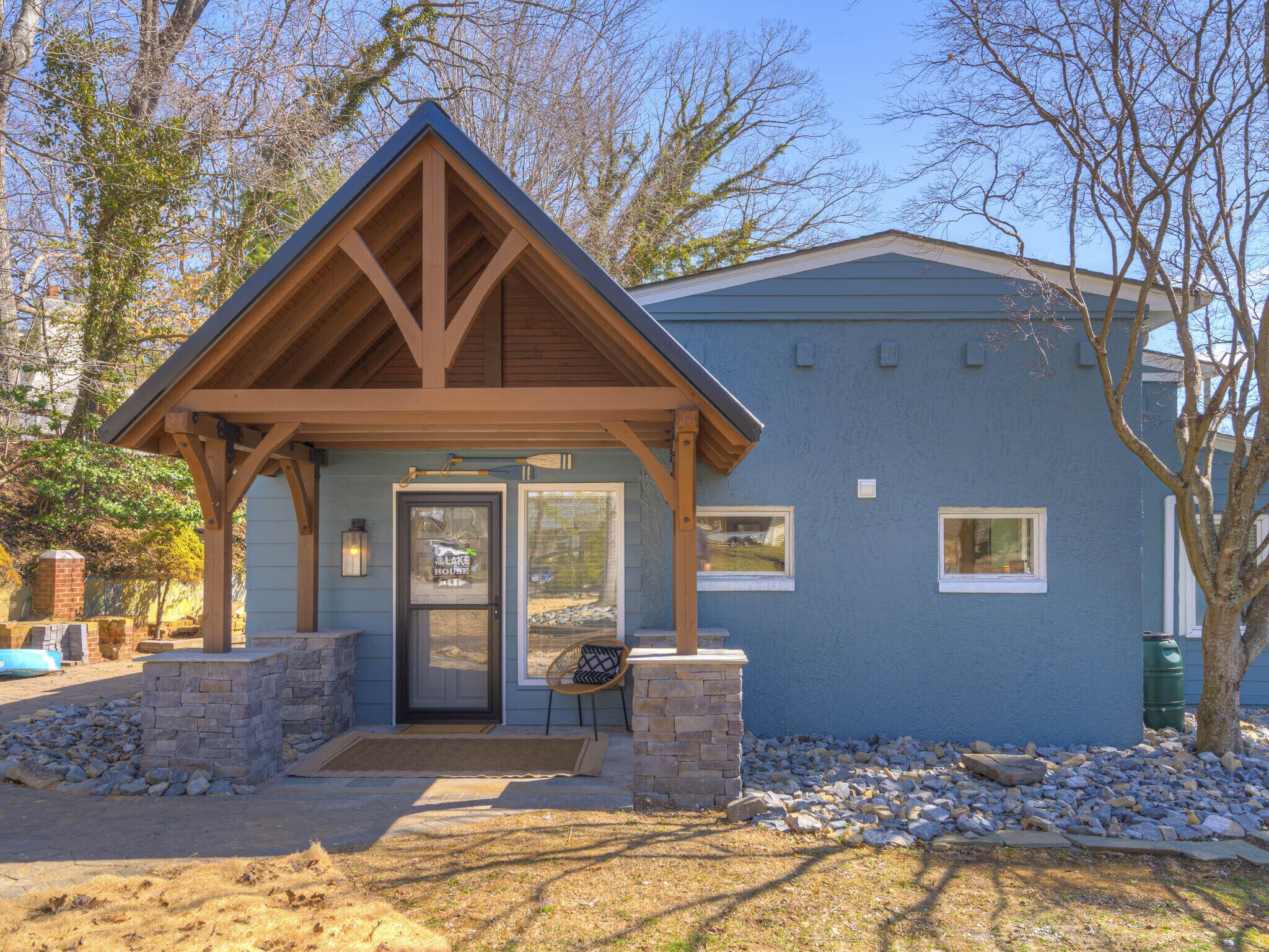 Tall Oak: a beautiful lakefront retreat on Claytor Lake in Virginia's New River Valley