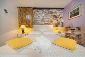 In-room safe, individually decorated, individually furnished, desk - Poetry House (Split)