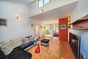 Flat-screen TV - Poetry House (Split)