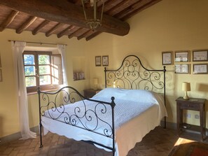 6 habitaciones, escritorio y tabla de planchar con plancha 