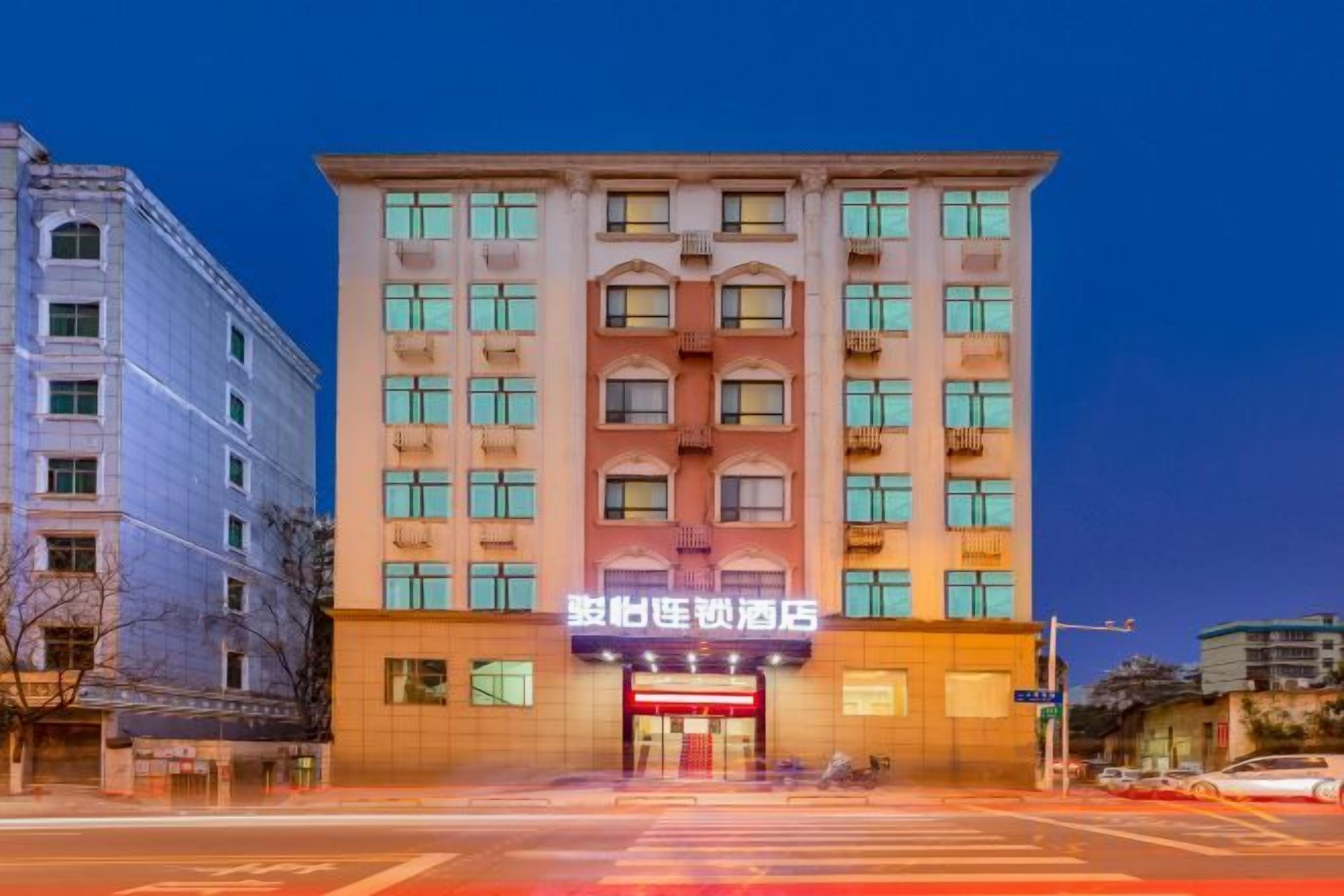Ett hotell med flera våningar, en framträdande entré och tydlig skyltning.