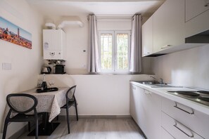 Kühlschrank, Mikrowelle, Wasserkocher mit Kaffee-/Teezubehör