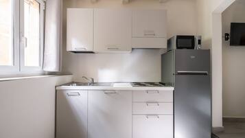 Frigorifero, microonde, macchina per tè/caffè, bollitore elettrico