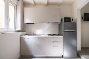Geladeira, micro-ondas, cooktop, cafeteira/chaleira