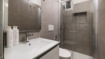Doccia, asciugacapelli, bidet, asciugamani