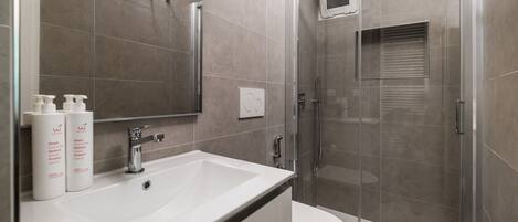 Douche, sĂšche-cheveux, bidet, serviettes fournies