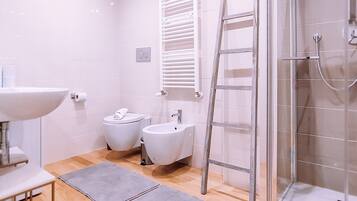 Doccia, asciugacapelli, bidet, asciugamani