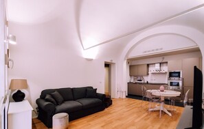 Un appartement moderne comprenant un espace de vie, une cuisine et un coin repas.