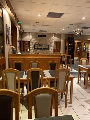 Daily buffet breakfast for a fee - HOTEL LE CHARDON BLEU (Risoul)